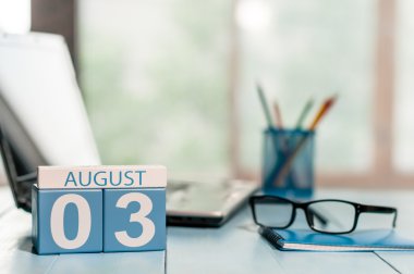 Ağustos 3. iş yeri arka plan ay 3 ahşap renk takvimde günü. Yaz saati. Metin için boş yer