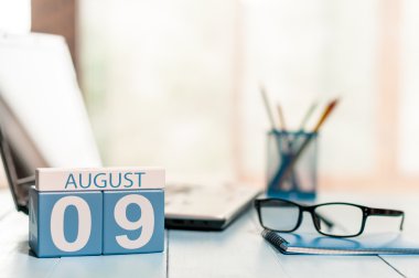 9 Ağustos. Gün 9 ay ahşap renk takvim iş ofis arka plan üzerinde. Yaz saati. Metin için boş yer