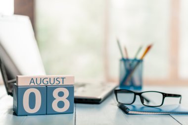 8 Ağustos. Ay, serbest çalışma alanı arka plan üzerinde ahşap renk takvim günü 8. Yaz saati. Metin için boş yer