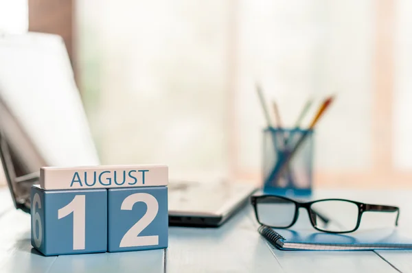 Le 12 août. Jour 12 du mois, calendrier en bois couleur sur fond de bureau informatique. L'heure d'été. Espace vide pour le texte — Photo