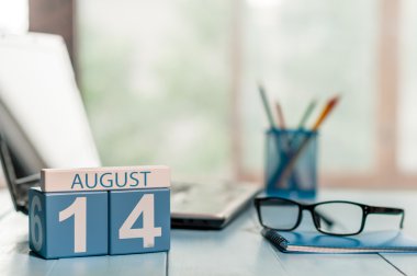 14 Ağustos. Gün 14 ay, ahşap renk takvim-lt ofisi zemin üzerine. Yaz saati. Metin için boş yer