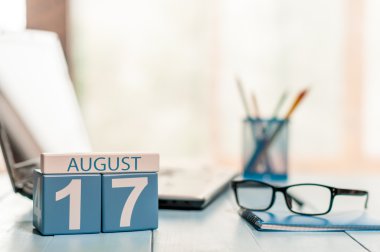 17 Ağustos. Ayın gün 17, ahşap renk takvimde fason iş geçmişi. Yaz saati. Metin için boş yer