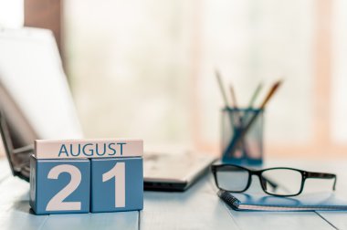 Ağustos 21. gün 21 ay, ahşap renk takvim office arka plan üzerinde. Yaz saati. Metin için boş yer