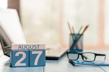 27 Ağustos. Gün 27 ayın, ahşap renk takvim işkolik işyeri arka plan üzerinde. Yaz saati. Metin için boş yer