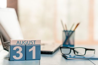 31 Ağustos. Geri okul zamanı için ayın günü 31. Takvim öğrenci ya da öğretmen çalışma alanı arka plan üzerinde. Yaz sonu. Metin için boş yer