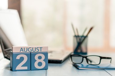 28 Ağustos. Ayın, çalışkan tezgah arka plan üzerinde ahşap renk takvim günü 28. Yaz saati. Metin için boş yer