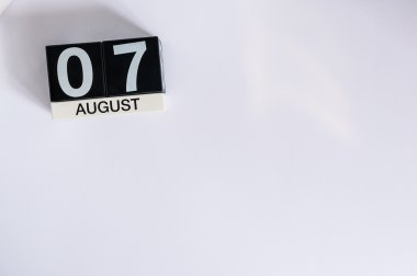 7 Ağustos. Gün 7 ay, beyaz arka plan üzerinde ahşap renkli takvim. Yaz zamanı. Metin için boş alan