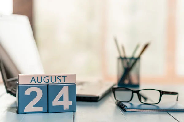 24 de agosto. Día 24 del mes, calendario de color de madera en el fondo del lugar de trabajo del estudiante. Hora de verano. Espacio vacío para texto Imagen De Stock