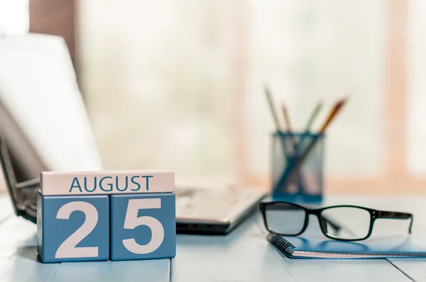 25 de agosto. Día 25 del mes, calendario de color de madera en el fondo del lugar de trabajo hipster. Hora de verano. Espacio vacío para texto Imágenes De Stock Sin Royalties Gratis