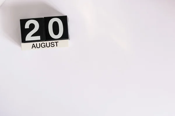 20 de agosto. Día 20 del mes, calendario de color madera sobre fondo blanco. Hora de verano. Espacio vacío para texto Imagen De Stock