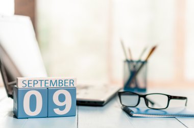 9 Eylül. Ayın 9 günü, tasarımcı işyeri arka plan takvimi. Sonbahar zamanı. Metin için boş alan