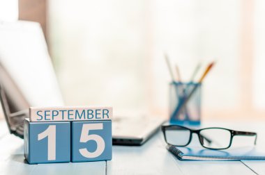 15 Eylül. Gün 15 ay, takvim accauntant işyeri arka plan üzerinde. Sonbahar zaman. Metin için boş yer