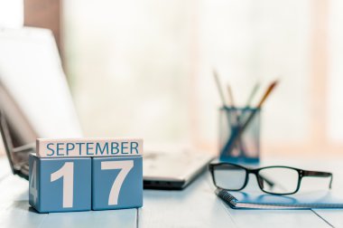 Eylül 17. Gün 17 ay, takvim ağ sistem analisti işyeri arka plan üzerinde. Sonbahar zaman. Metin için boş yer