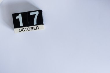 17 Ekim. Gün 17 ay, beyaz arka plan üzerinde ahşap renkli takvim. Sonbahar zamanı. Metin için boş alan