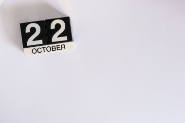 22 Ekim. Gün 22 ay, beyaz arka plan üzerinde ahşap renkli takvim. Sonbahar konsepti. Metin için boş alan