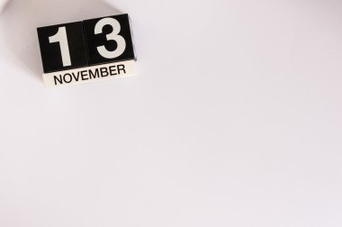 13 Kasım. Gün 13 ay, beyaz arka plan üzerinde ahşap renkli takvim. Sonbahar zamanı. Metin için boş alan