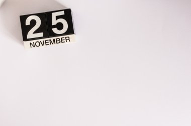 25 Kasım. Gün 25 ay, beyaz arka plan üzerinde ahşap renkli takvim. Sonbahar zamanı. Metin için boş alan