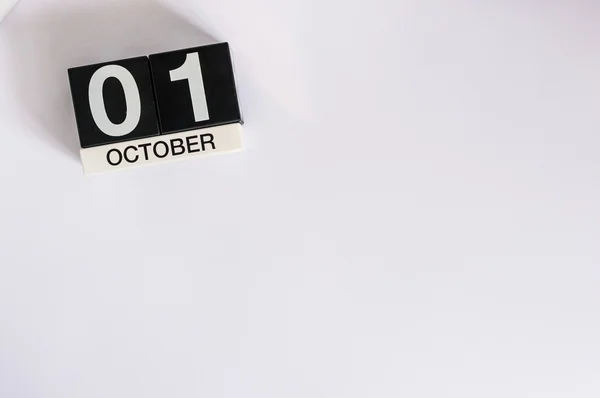 1 de octubre. Día 1 del mes, calendario de color madera sobre fondo blanco. Tiempo de otoño. Espacio vacío para texto Imagen De Stock