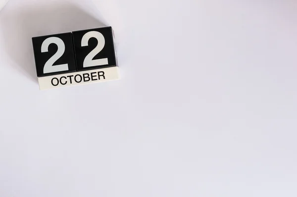 22 de octubre. Día 22 del mes, calendario de color madera sobre fondo blanco. Concepto de otoño. Espacio vacío para texto Imágenes De Stock Sin Royalties Gratis