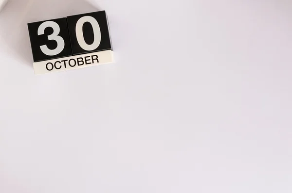 30 de octubre. Día 30 del mes, calendario de color madera sobre fondo blanco. Otoño otoño. Espacio vacío para texto Imagen De Stock