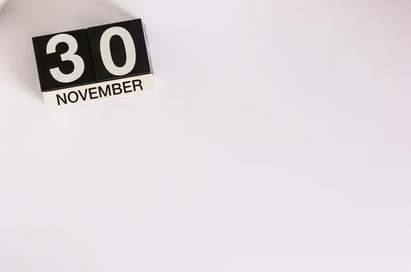 30 de noviembre. Día 30 del mes, calendario de color madera sobre fondo blanco. Otoño otoño. Espacio vacío para texto Fotos De Stock Sin Royalties Gratis