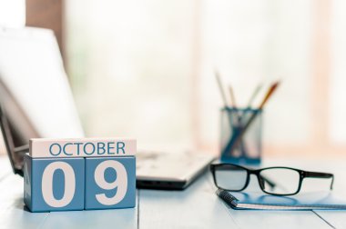 9 Ekim. Ayın 9.günü, serbest çalışan işyeri arka plan takvimi. Sonbahar konsepti. Metin için boş alan