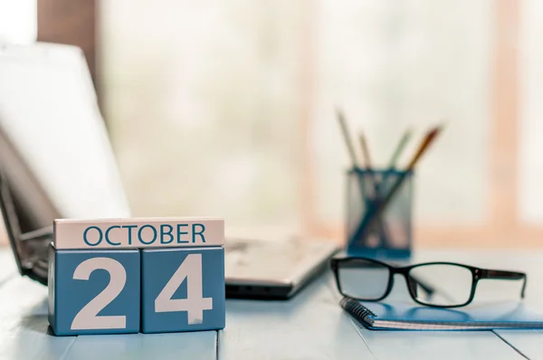 24 de octubre. Día 24 del mes, calendario en el fondo del lugar de trabajo del gerente. Concepto de otoño. Espacio vacío para texto Imagen De Stock