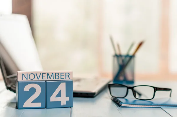 24 de noviembre. Día 24 del mes, calendario en el fondo del lugar de trabajo del gerente. Concepto de otoño. Espacio vacío para texto Fotos De Stock Sin Royalties Gratis