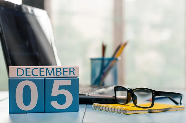5 de diciembre. Día 5 del mes, calendario en el entorno del lugar de trabajo del arquitecto. Hora de invierno. Espacio vacío para texto Fotos De Stock