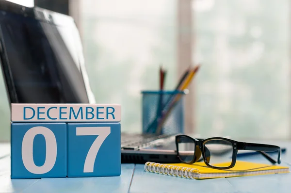 7 de diciembre. Día 7 del mes, calendario en el fondo del lugar de trabajo CEO. Hora de invierno. Espacio vacío para texto Imágenes De Stock Sin Royalties Gratis