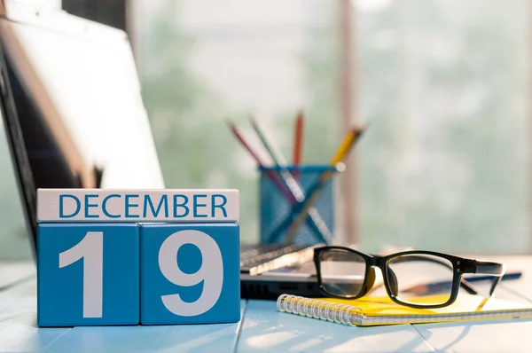19 de diciembre. Día 19 del mes, calendario sobre antecedentes en el lugar de trabajo del auditor. Hora de invierno. Espacio vacío para texto — Foto de Stock