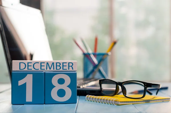 18 de diciembre. Día 18 del mes calendario en el lugar de trabajo de los trabajadores de oficina fondo. Concepto de invierno. Espacio vacío para texto Fotos De Stock