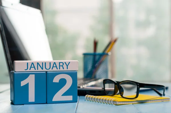 12 de enero. Día 12 del mes, calendario sobre antecedentes en el lugar de trabajo del administrador de la base de datos. Hora de invierno. Espacio vacío para texto —  Fotos de Stock
