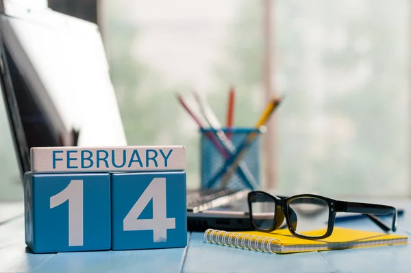 14 febbraio. Giorno 14 del mese, calendario sullo sfondo del posto di lavoro degli ingegneri. Tempo d'inverno. Spazio vuoto per il testo — Foto Stock