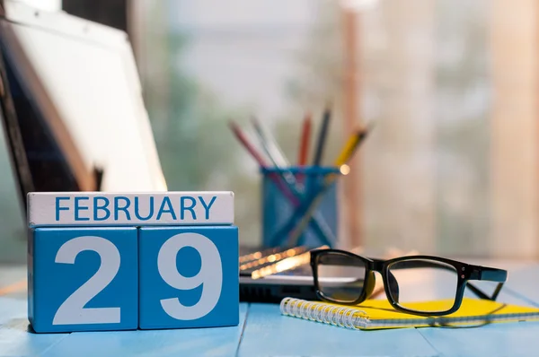 2月29日月の 29 日目、編集者ワークスペースの背景にカレンダー。うるう年の概念。冬だテキスト用の空き領域 — ストック写真