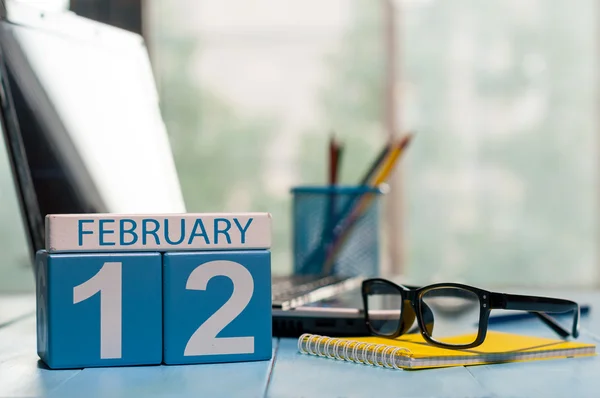 12 de febrero. Día 12 del mes, calendario sobre antecedentes en el lugar de trabajo del administrador de la base de datos. Hora de invierno. Espacio vacío para texto Imágenes De Stock Sin Royalties Gratis
