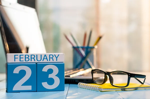 23 de febrero. Día 23 del mes, calendario en el entorno laboral de los estudiantes. Hora de invierno. Espacio vacío para texto Fotos De Stock