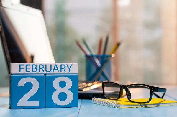 28 de febrero. Día 28 del mes, calendario sobre antecedentes en el lugar de trabajo de blogueros. Concepto de invierno en el trabajo. Espacio vacío para texto Imagen De Stock