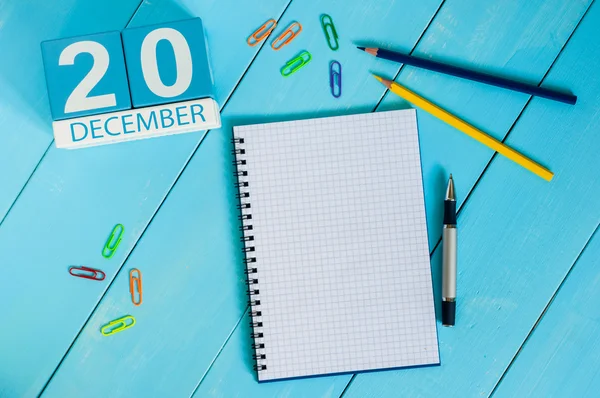20 de diciembre. Día 20 del mes, calendario en el fondo del espacio de trabajo freelancer. Hora de invierno. Espacio vacío para texto Imagen De Stock