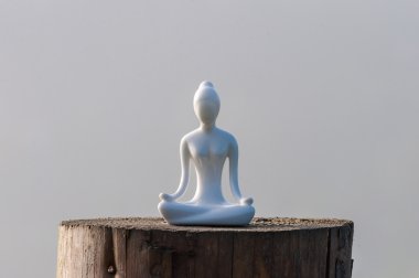 siluet genç sağlıklı kadın pratik yoga, meditasyon ve dua ahşap yüzeyde. OM veya omh sembolü