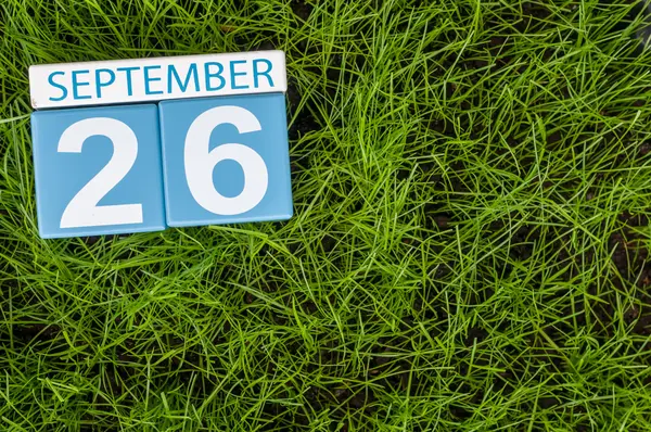 September 26th. Day 26 of month, wooden color calendar on green grass lawn background. Autumn time. Empty space for text — Stock Photo, Image