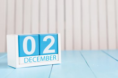 2 Aralık. Gün 2 ay, takvim ahşap arka plan üzerinde. Kış zamanı. Metin için boş yer