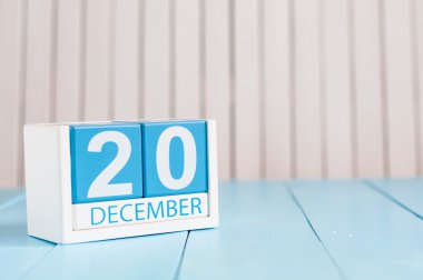 20 Aralık. Ayın 20.günü, ahşap arka plan üzerinde takvim. Kış zamanı. Metin için boş alan