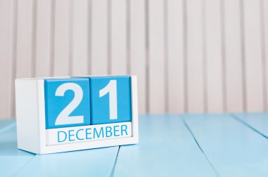 21 Aralık ayın 21.günü, ahşap arka plan takvimi. Kış zamanı. Metin için boş alan