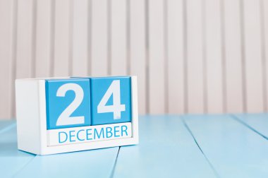 24 Aralık Noel arifesi. Ayın 24.günü, ahşap arka plan takvimi. Yeni yıl konsepti. Metin için boş alan