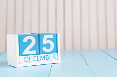 25 Aralık Noel arifesi. Ayın 25.günü, ahşap arka plan takvimi. Yeni yıl konsepti. Metin için boş alan