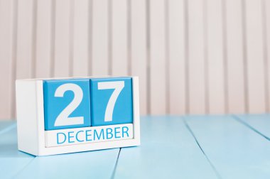 27 Aralık. Gün 27 ay, takvim ahşap arka plan üzerinde. İş kavramı, yeni yıl. Metin için boş yer