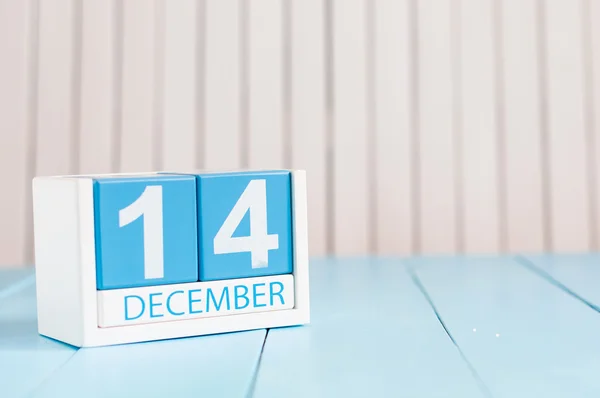 14 de diciembre. Día 14 del mes, calendario sobre fondo de madera. Hora de invierno. Espacio vacío para texto Imagen De Stock