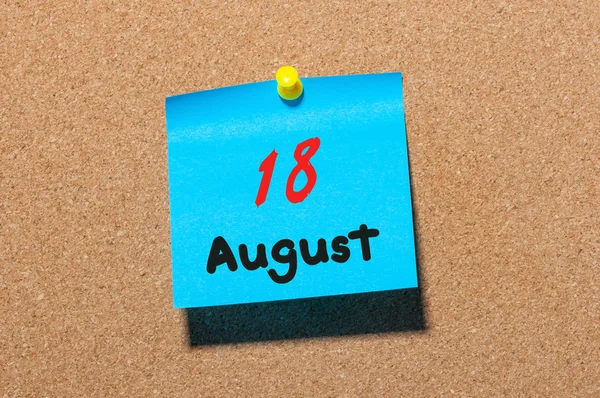 18 Αυγούστου. Ημέρα 18 του μήνα, χρώμα αυτοκόλλητο ημερολόγιο στον πίνακα ανακοινώσεων. Θερινή ώρα. Κενός χώρος για κείμενο — Φωτογραφία Αρχείου