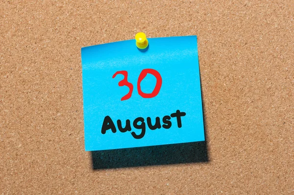 Στις 30 Αυγούστου. Ημέρα 30 του μήνα, χρώμα αυτοκόλλητο ημερολόγιο στον πίνακα ανακοινώσεων. Θερινή ώρα. Κενός χώρος για κείμενο — Φωτογραφία Αρχείου